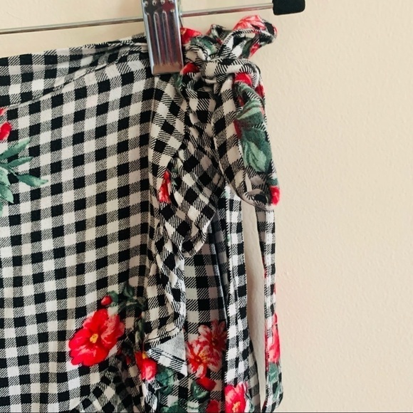 F21 Faux Wrap Skort Black & White Gingham w/Roses - Picture 2 of 7